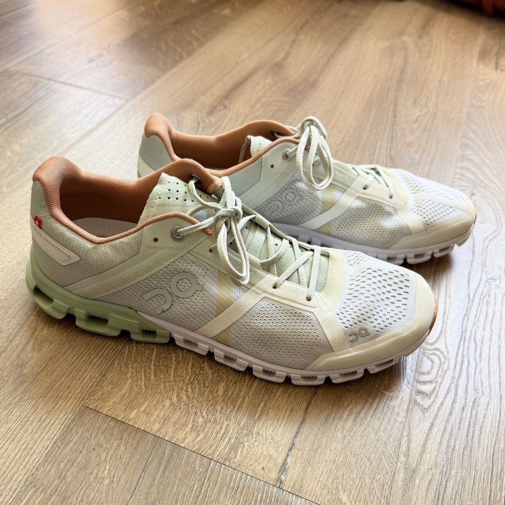 On cloud Womens Sneakers - Picture 2 of 8